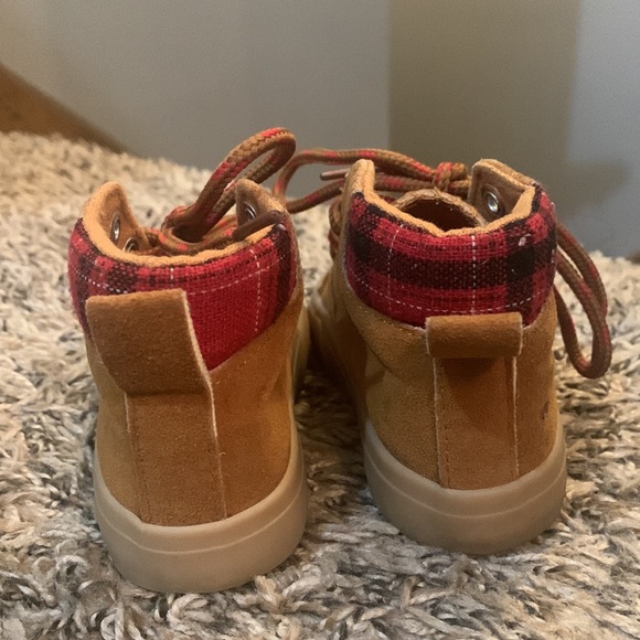 Wheat color with red checkered pattern toddler baby shoes size 5 - Picture 3 of 5